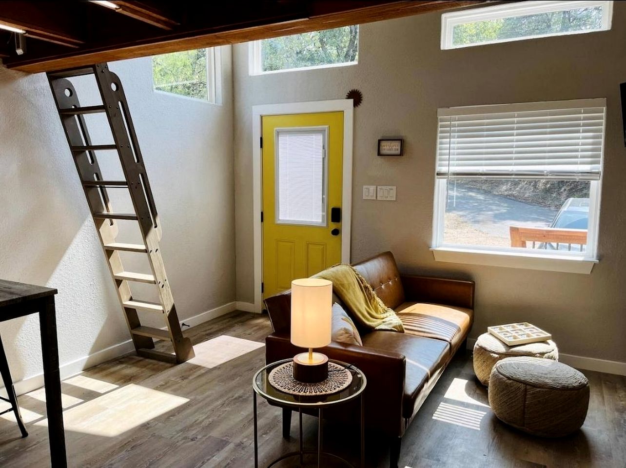 Romantic Getaways to the New Braunfels in this Fully-Equipped Tiny House in Texas