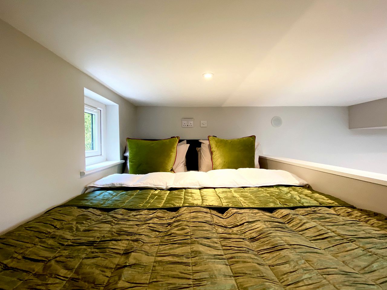 Designer Tiny House with Hot-Tub for Dreamy Glamping Escapes in Devon, England