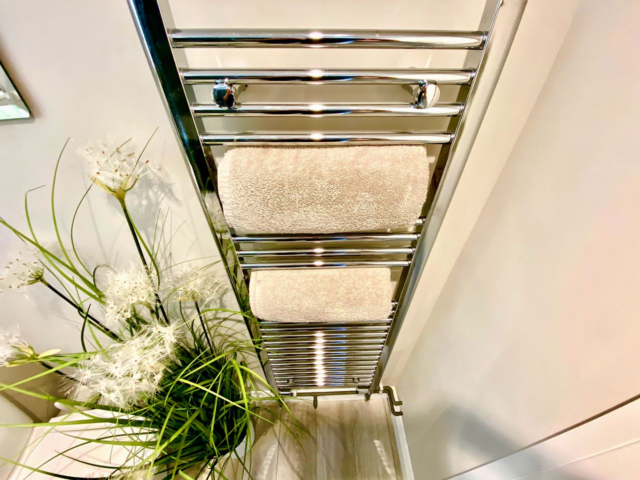 Designer Tiny House with Hot-Tub for Dreamy Glamping Escapes in Devon, England