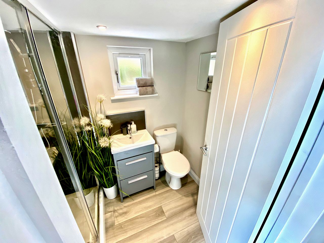 Designer Tiny House with Hot-Tub for Dreamy Glamping Escapes in Devon, England