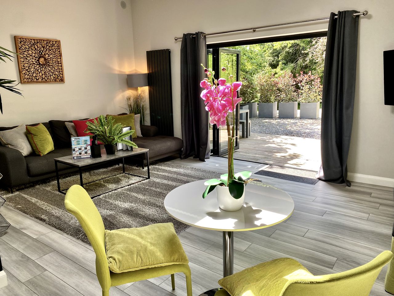 Designer Tiny House with Hot-Tub for Dreamy Glamping Escapes in Devon, England