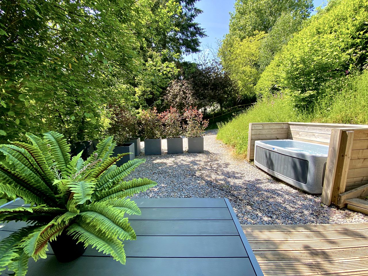 Designer Tiny House with Hot-Tub for Dreamy Glamping Escapes in Devon, England