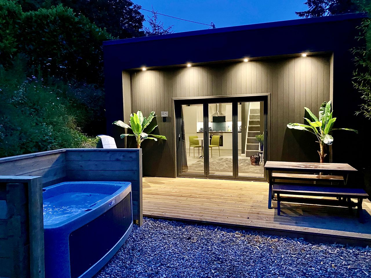 Designer Tiny House with Hot-Tub for Dreamy Glamping Escapes in Devon, England