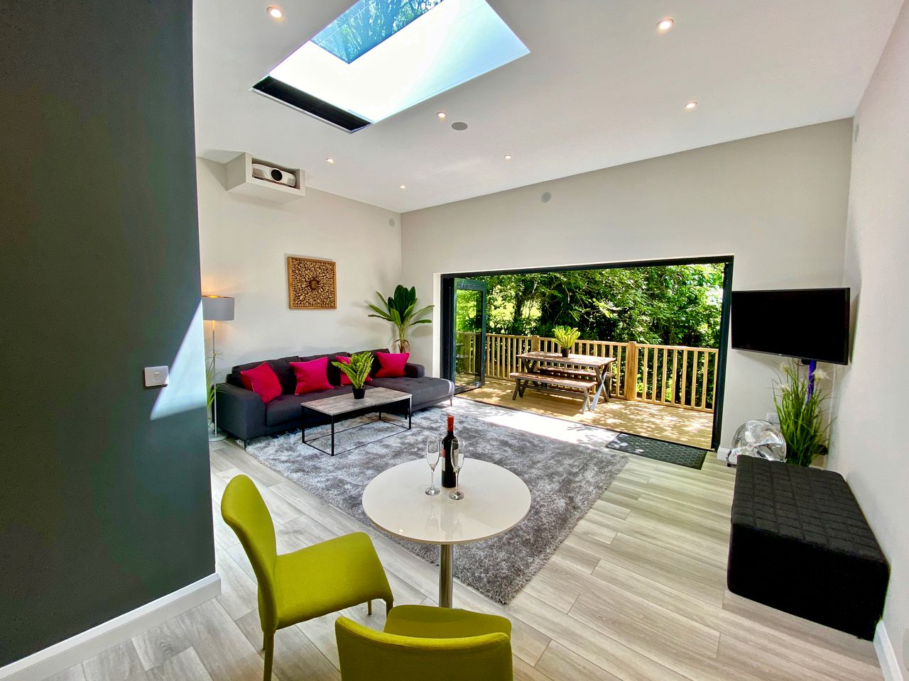 Escape to Devon in this Stunning Tiny House, Ideal for Getaways to the Beautiful British Countryside