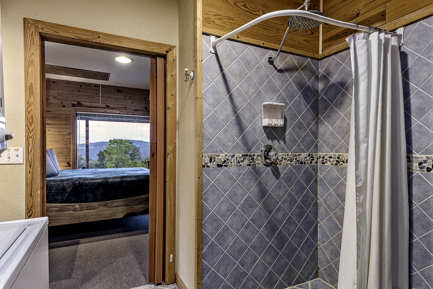 Cozy Cabin with Hot Tub and Incredible Views in Compton, AR