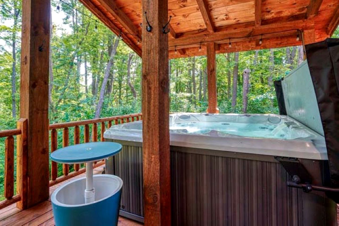 Glorious Getaways to Nature in this Fully-Equipped Cabin in Logan, OH