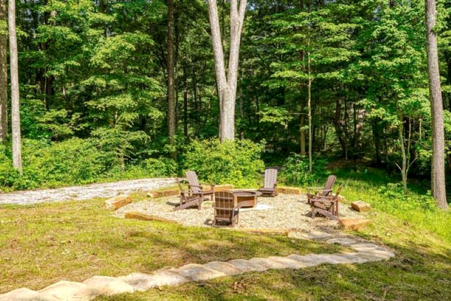 Glorious Getaways to Nature in this Fully-Equipped Cabin in Logan, OH