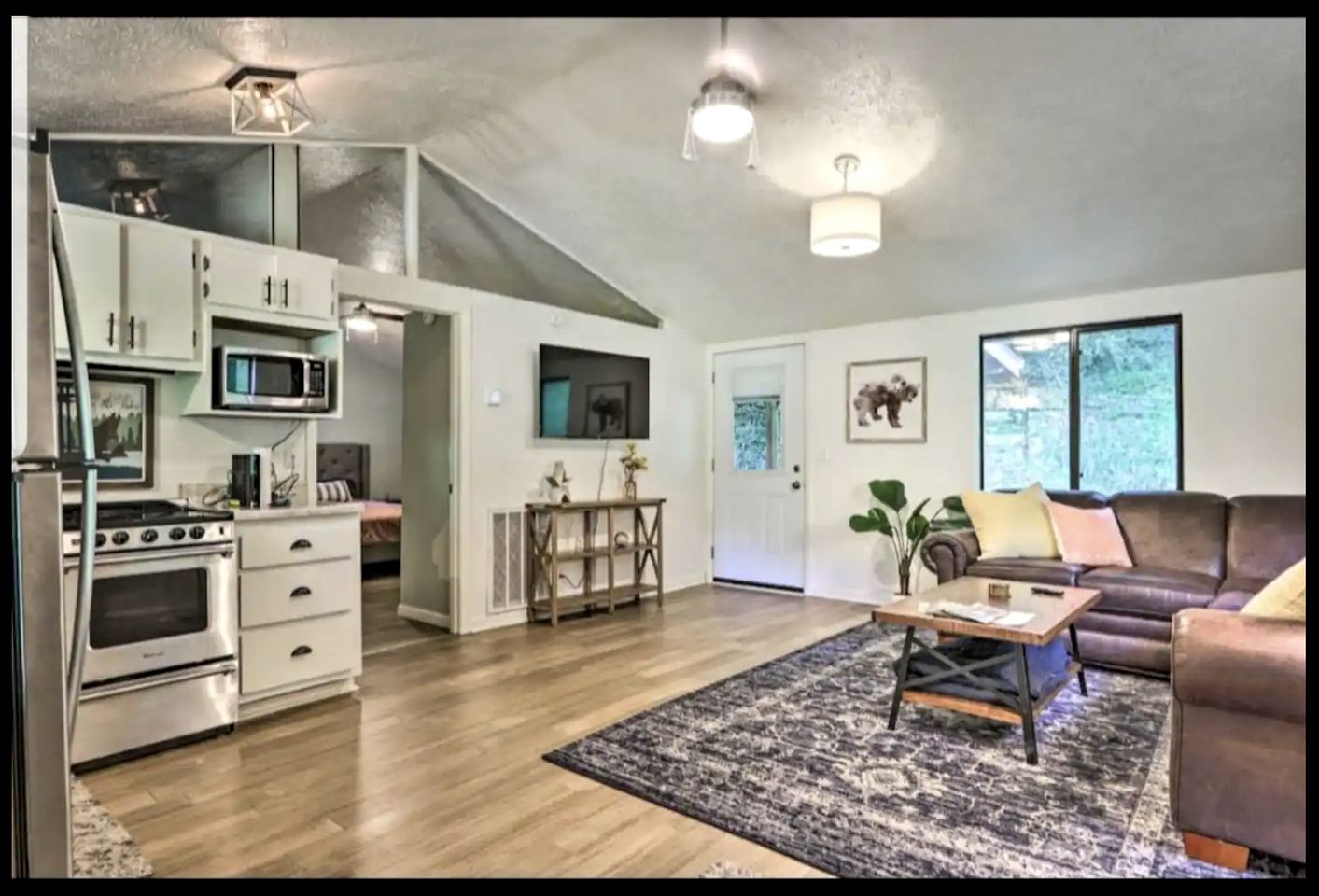 Charming Cabin Rental for 4 near Pigeon Forge and Gatlinburg, for Perfect Nature Getaways to Tennessee