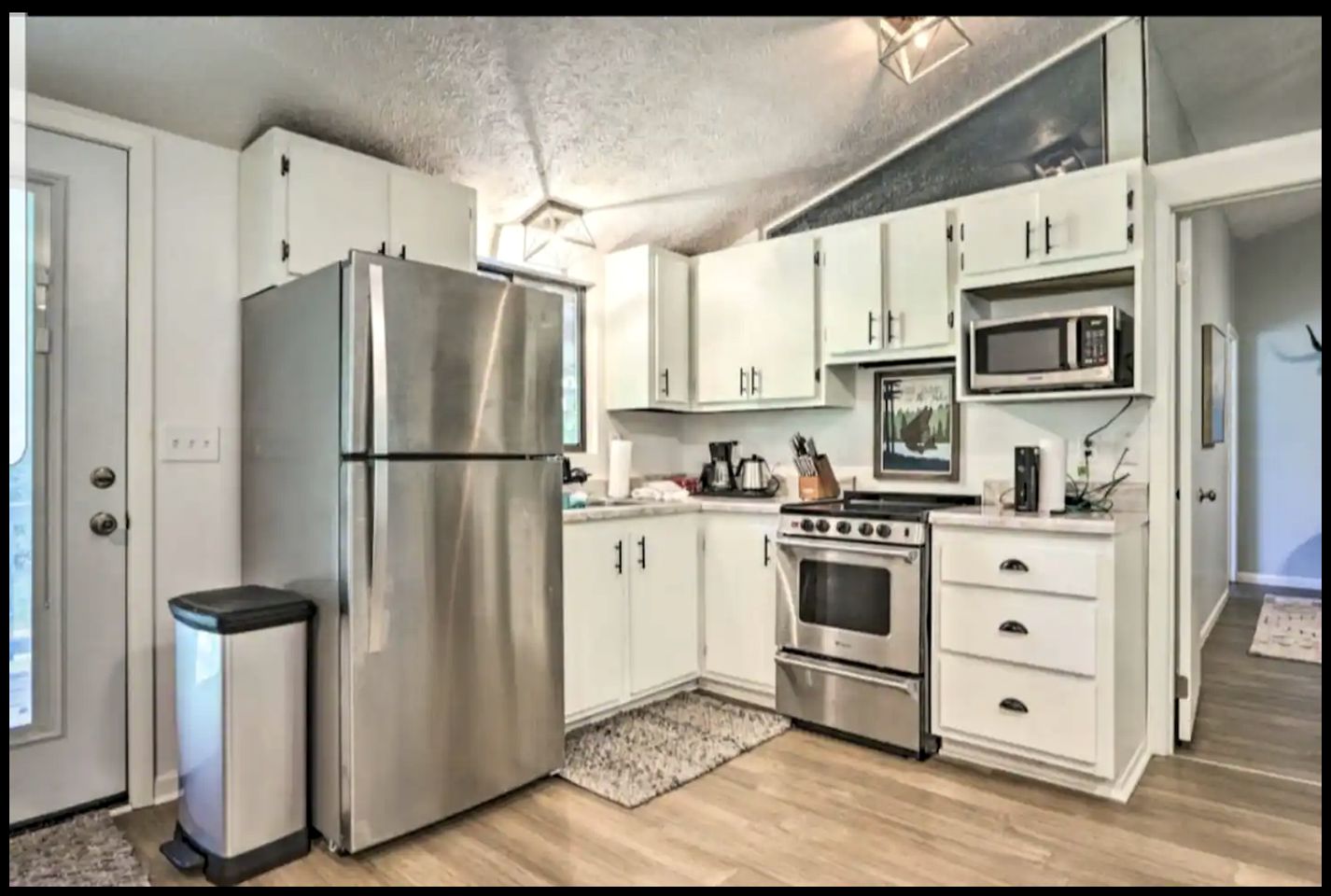 Charming Cabin Rental for 4 near Pigeon Forge and Gatlinburg, for Perfect Nature Getaways to Tennessee