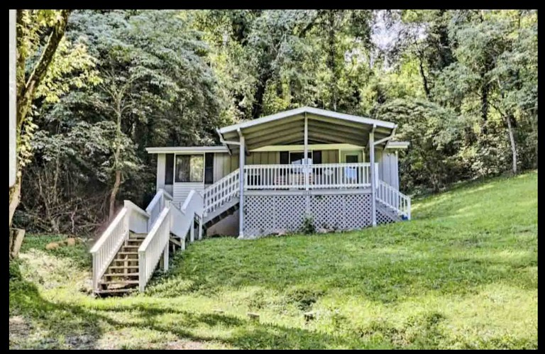 Charming Cabin Rental for 4 near Pigeon Forge and Gatlinburg, for Perfect Nature Getaways to Tennessee