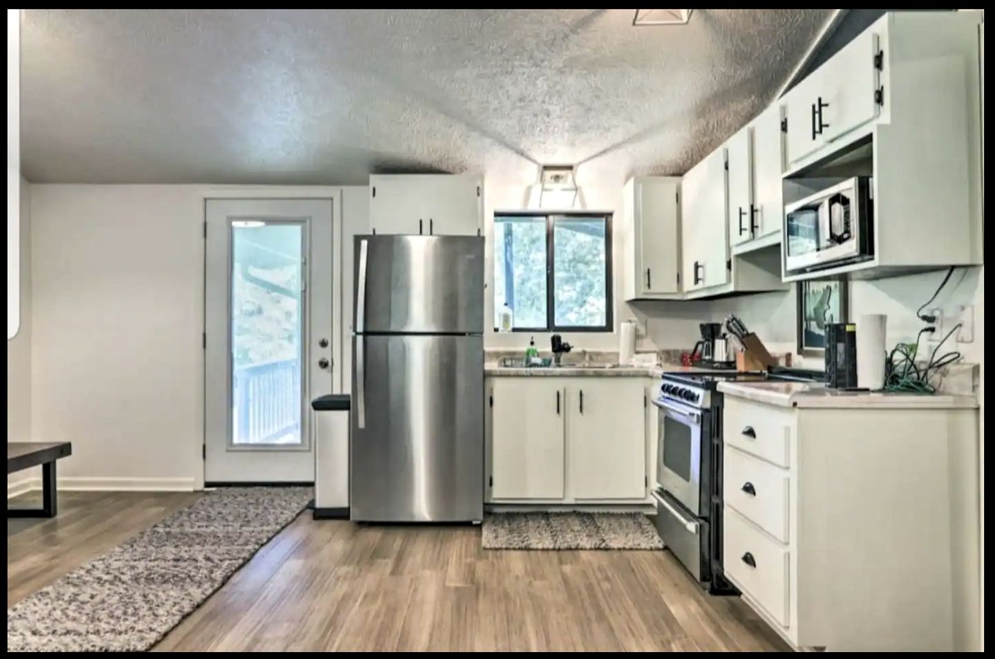 Charming Cabin Rental for 4 near Pigeon Forge and Gatlinburg, for Perfect Nature Getaways to Tennessee