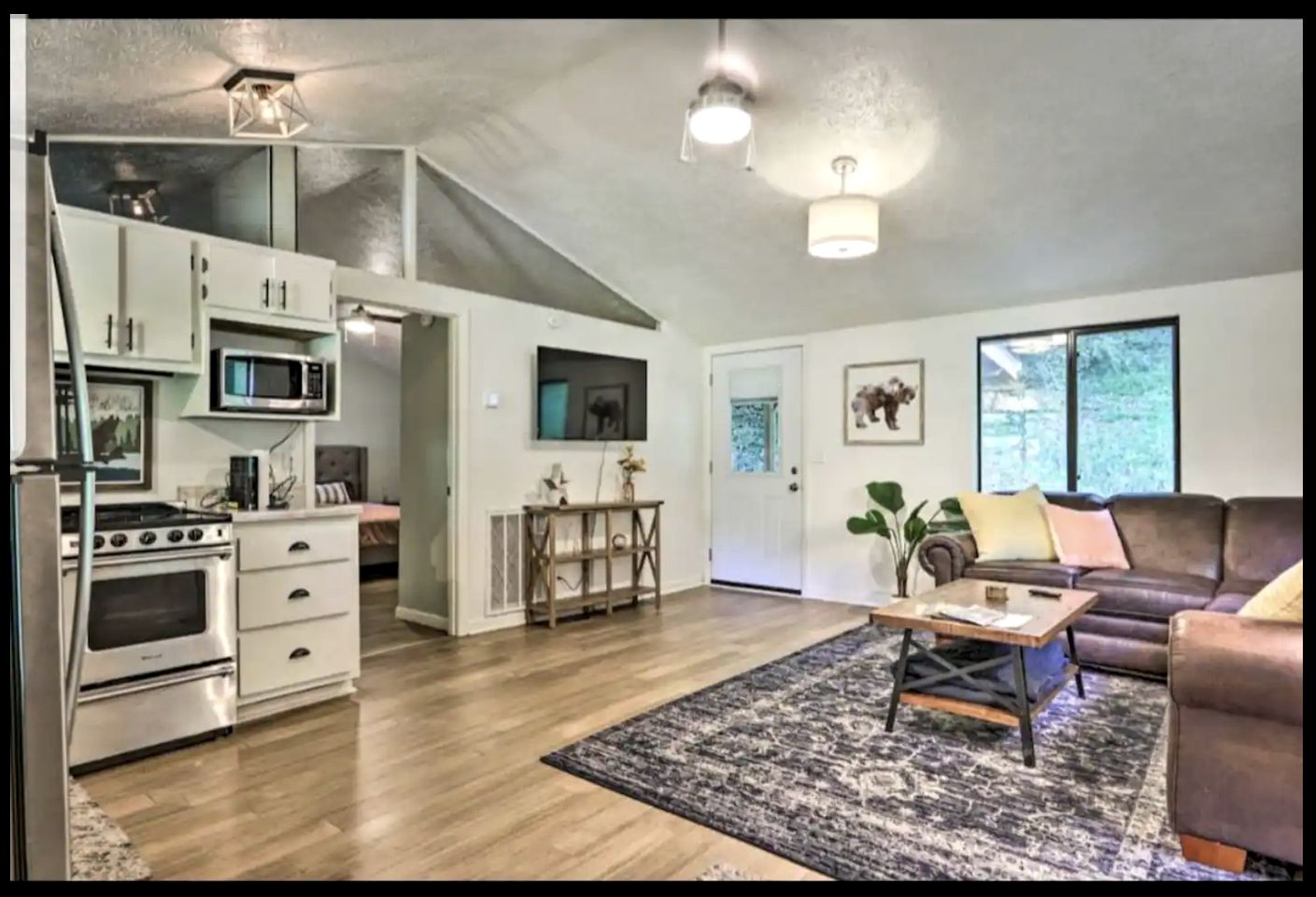 Charming Cabin Rental for 4 near Pigeon Forge and Gatlinburg, for Perfect Nature Getaways to Tennessee
