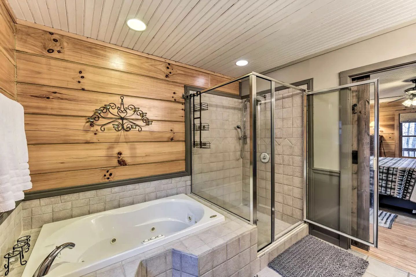 Inviting Cabin with Salt-Water Hot Tub in the Heart of the Smokies, for Glamping in North Carolina