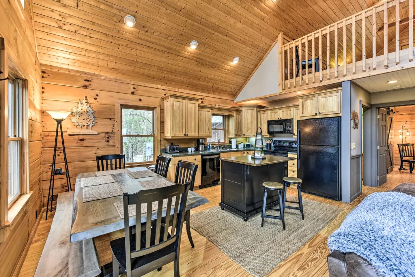 Inviting Cabin with Salt-Water Hot Tub in the Heart of the Smokies, for Glamping in North Carolina