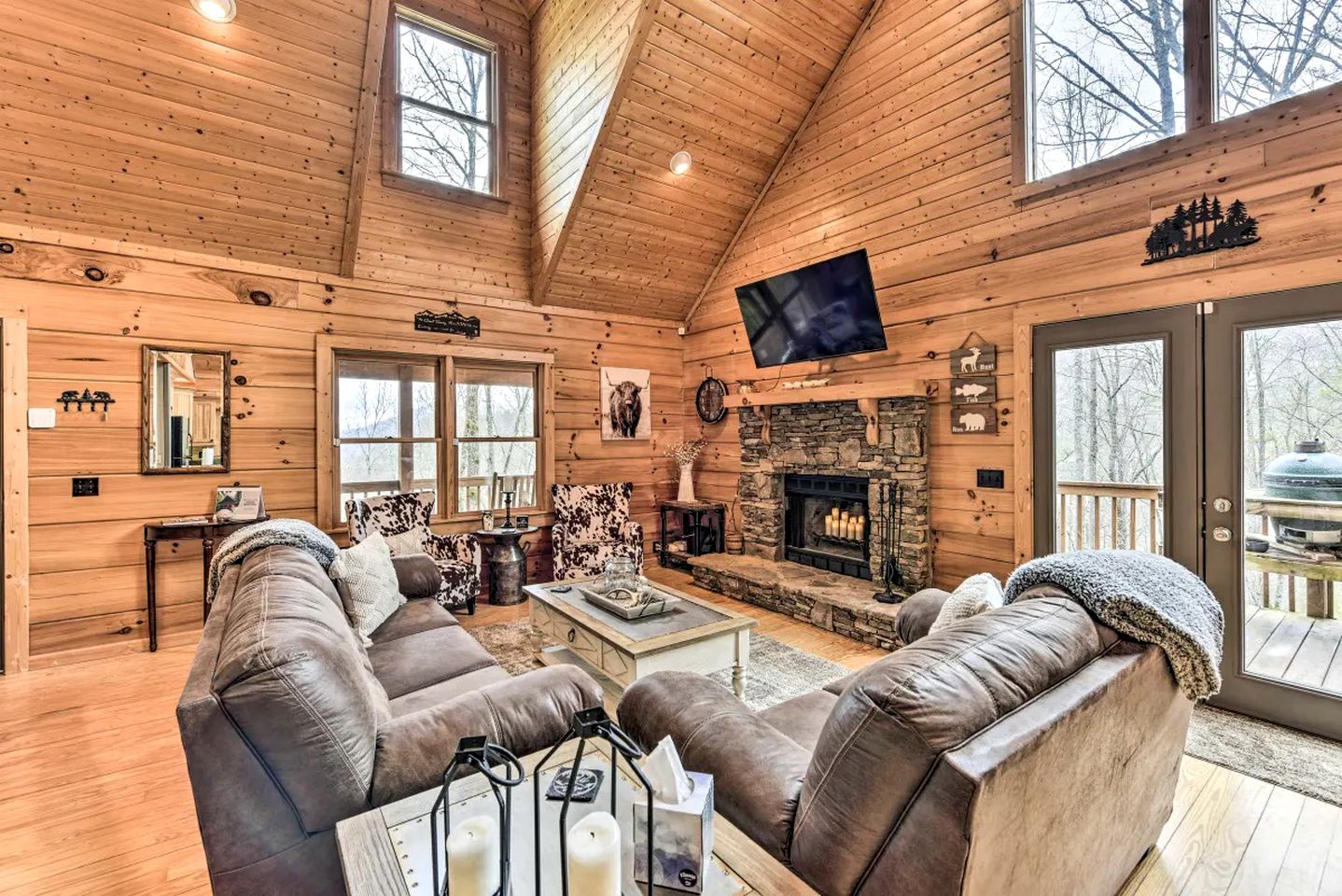 Inviting Cabin with Salt-Water Hot Tub in the Heart of the Smokies, for Glamping in North Carolina