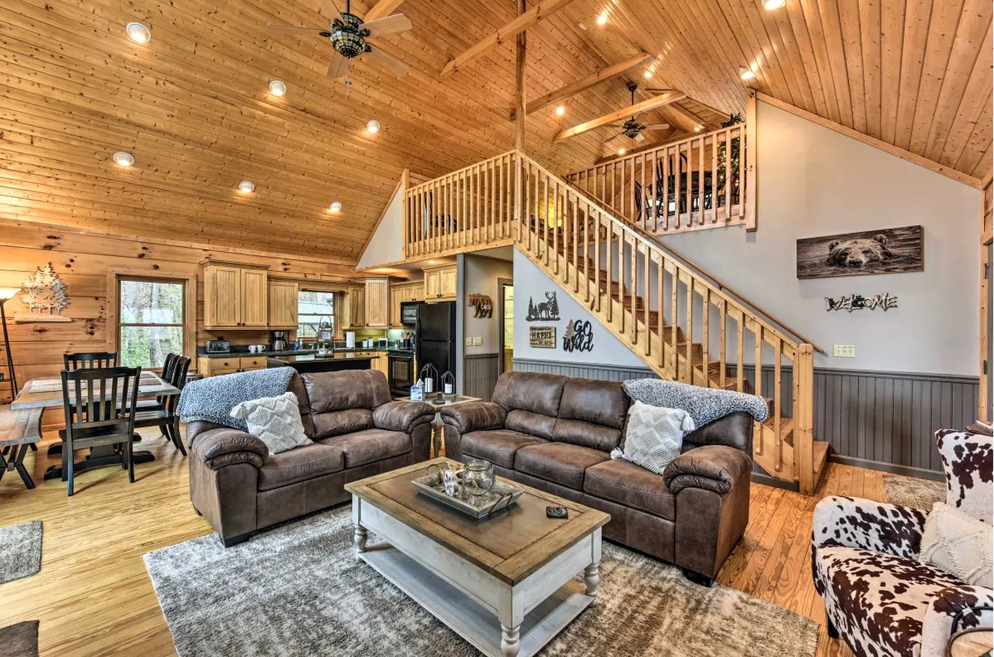 Inviting Cabin with Salt-Water Hot Tub in the Heart of the Smokies, for Glamping in North Carolina