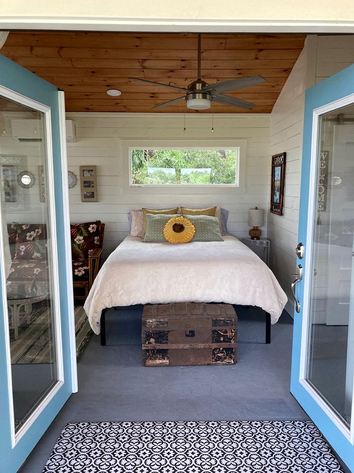 Romantic Cottage with a Beautiful Dock for Peace and Quiet Near Historic St. Catherine's and Ossabaw Island Beaches, Georgia (A Boat Ride Away!)