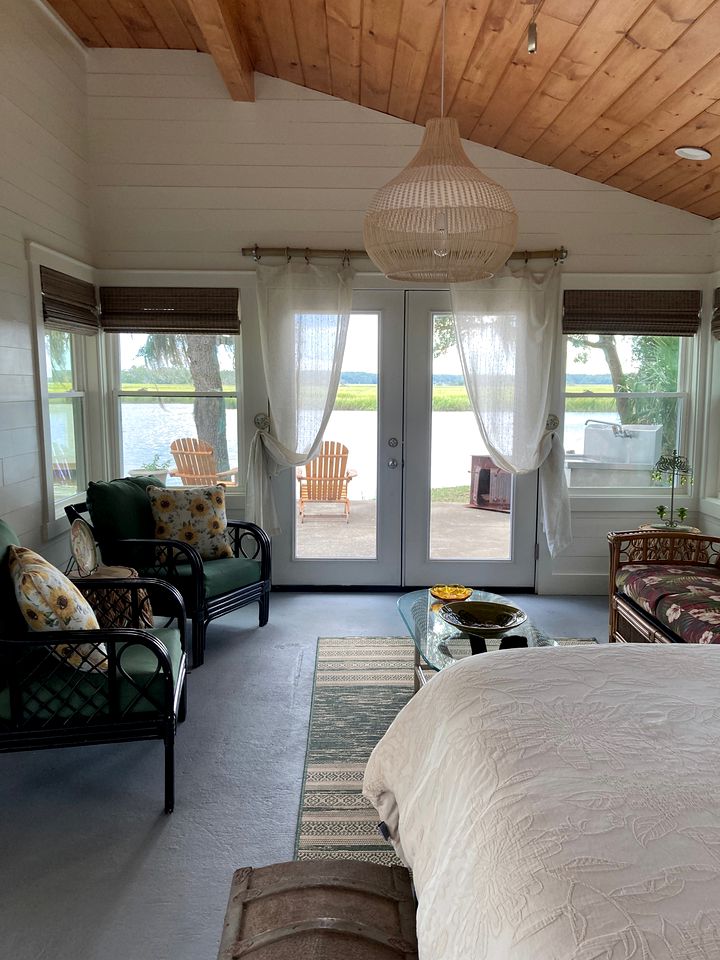 Romantic Cottage with a Beautiful Dock for Peace and Quiet Near Historic St. Catherine's and Ossabaw Island Beaches, Georgia (A Boat Ride Away!)
