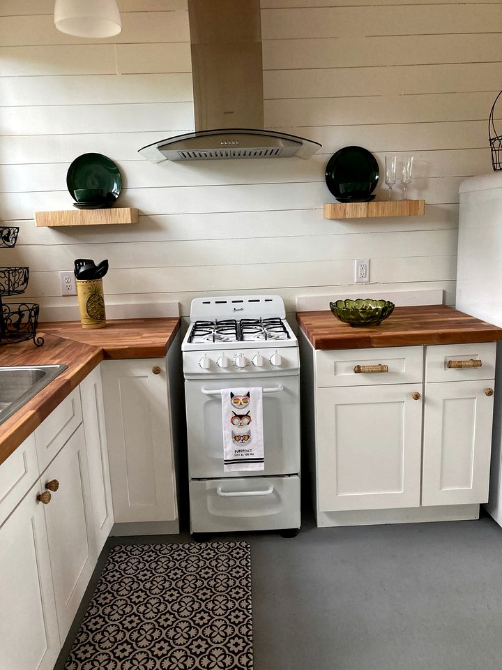 Romantic Cottage with a Beautiful Dock for Peace and Quiet Near Historic St. Catherine's and Ossabaw Island Beaches, Georgia (A Boat Ride Away!)