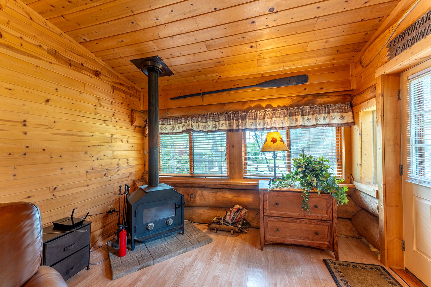 Gorgeous Log Cabin for Lakeside Glamping with Family or Friends in Ely, Minnesota