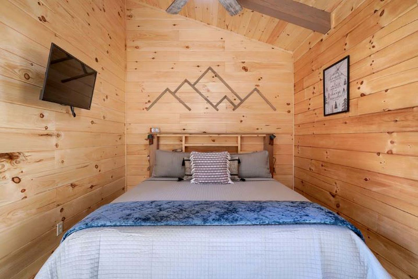 Restful Getaways to Logan, Ohio, in this Fully-Equipped Log Cabin with Fireplace and Hot Tub