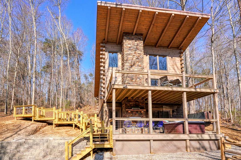 Restful Getaways to Logan, Ohio, in this Fully-Equipped Log Cabin with Fireplace and Hot Tub