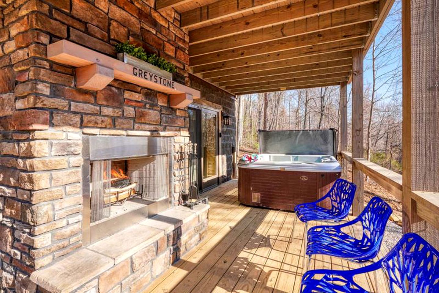 Restful Getaways to Logan, Ohio, in this Fully-Equipped Log Cabin with Fireplace and Hot Tub