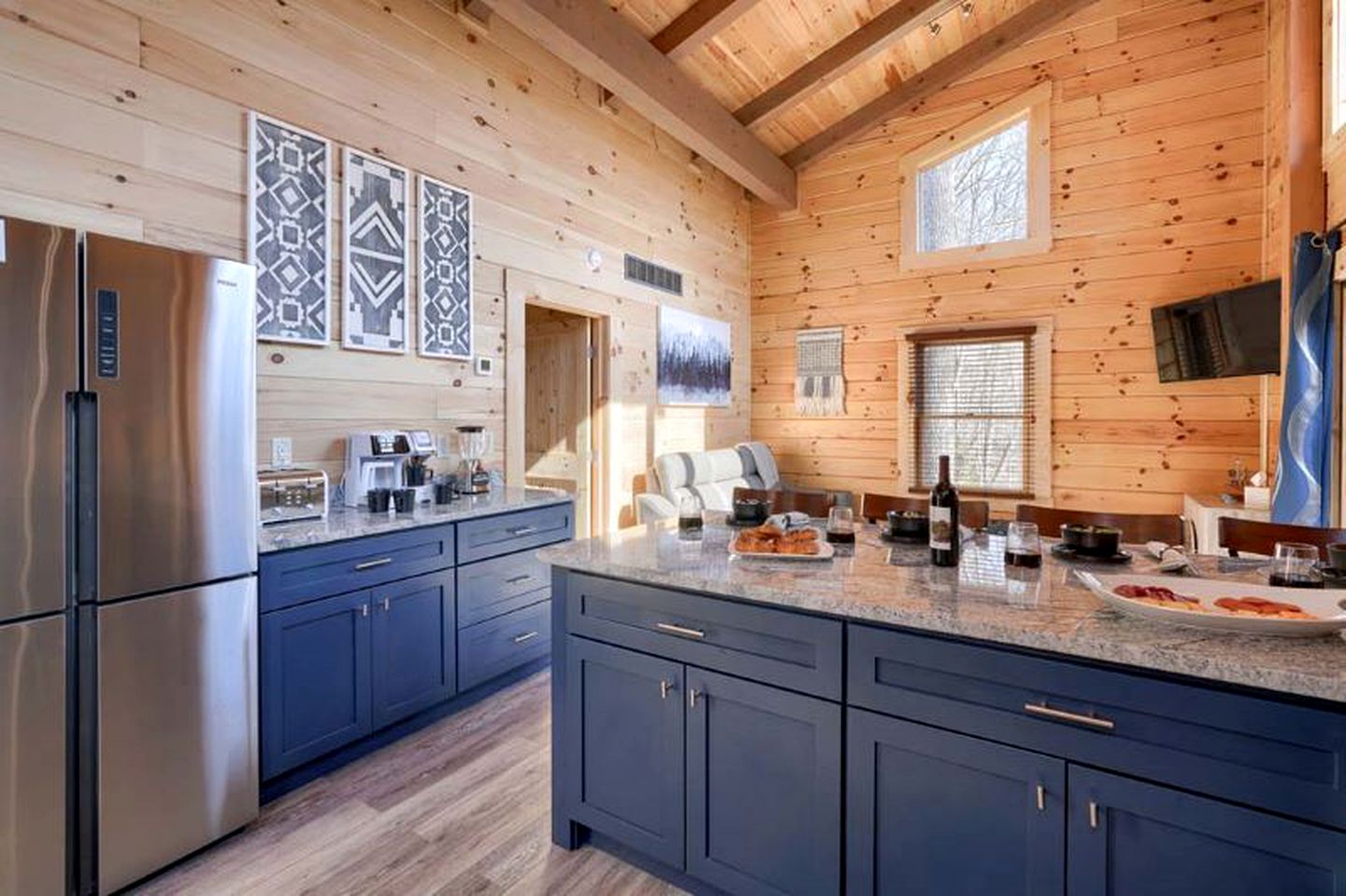 Restful Getaways to Logan, Ohio, in this Fully-Equipped Log Cabin with Fireplace and Hot Tub