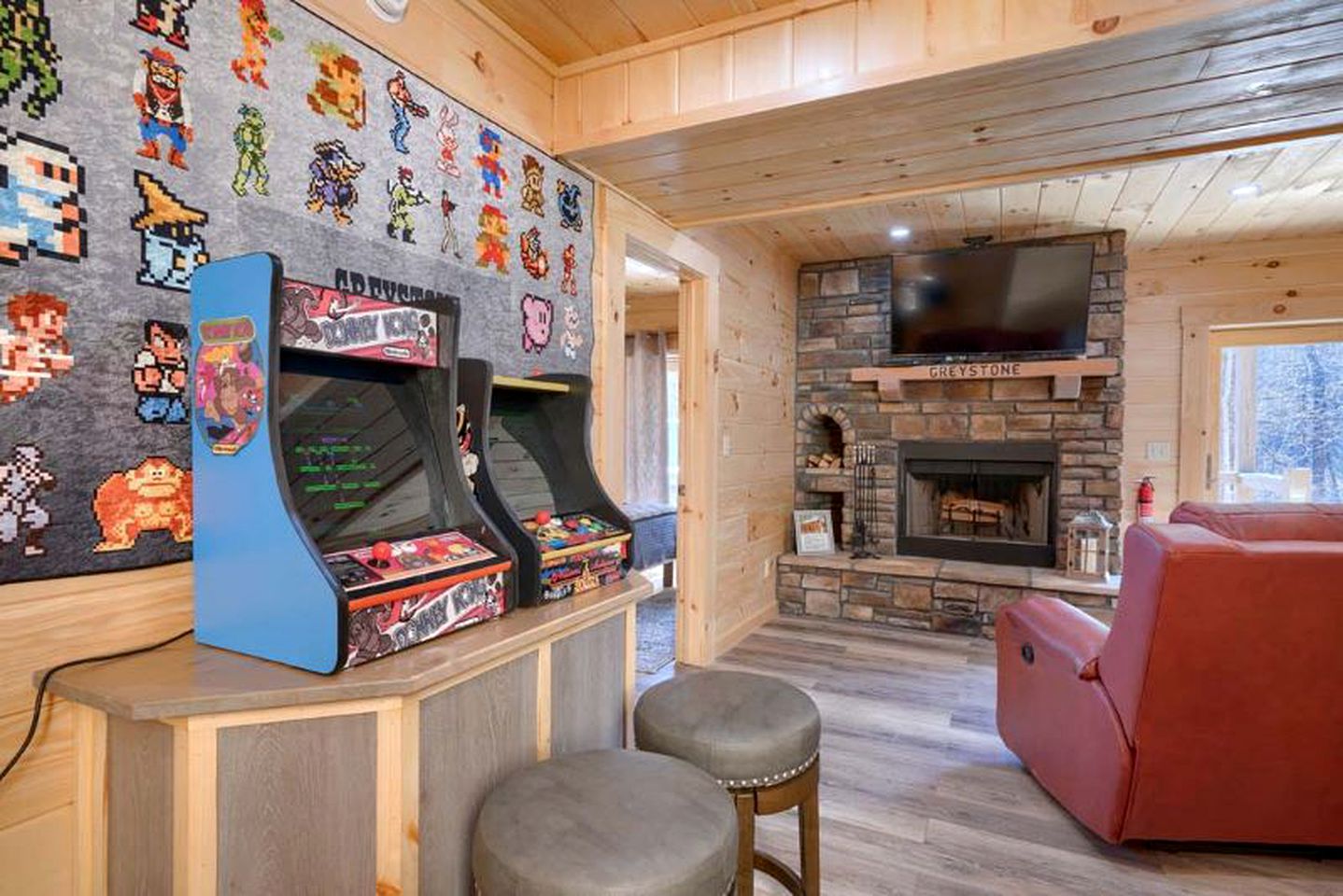 Restful Getaways to Logan, Ohio, in this Fully-Equipped Log Cabin with Fireplace and Hot Tub