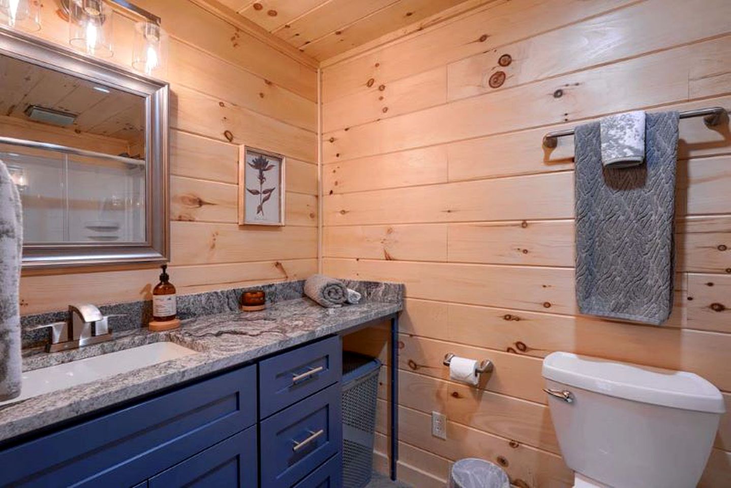 Restful Getaways to Logan, Ohio, in this Fully-Equipped Log Cabin with Fireplace and Hot Tub