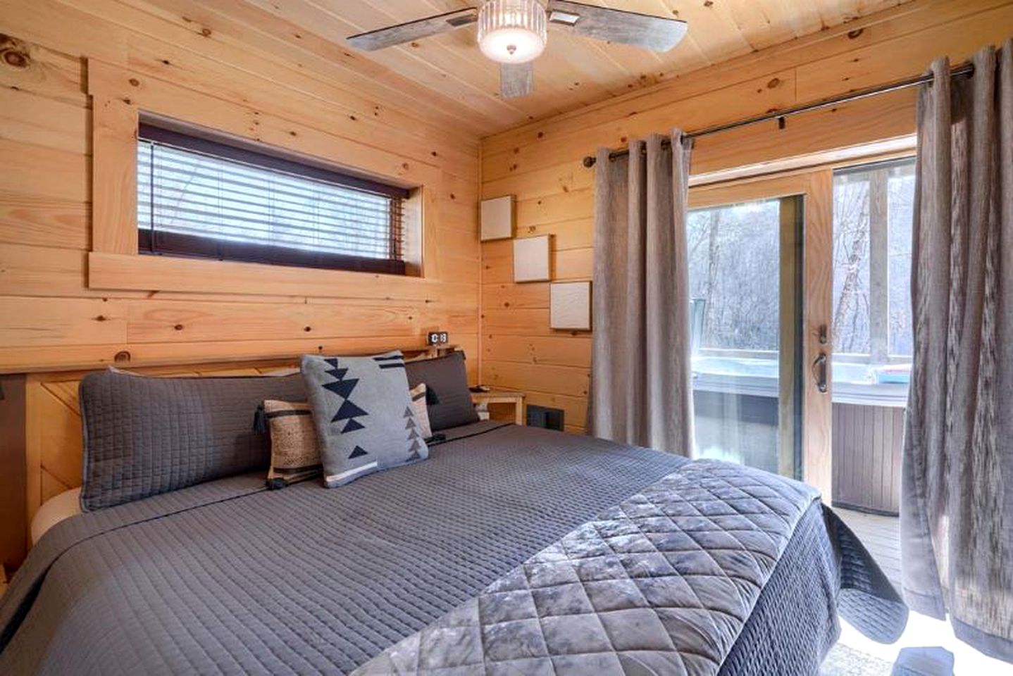 Restful Getaways to Logan, Ohio, in this Fully-Equipped Log Cabin with Fireplace and Hot Tub