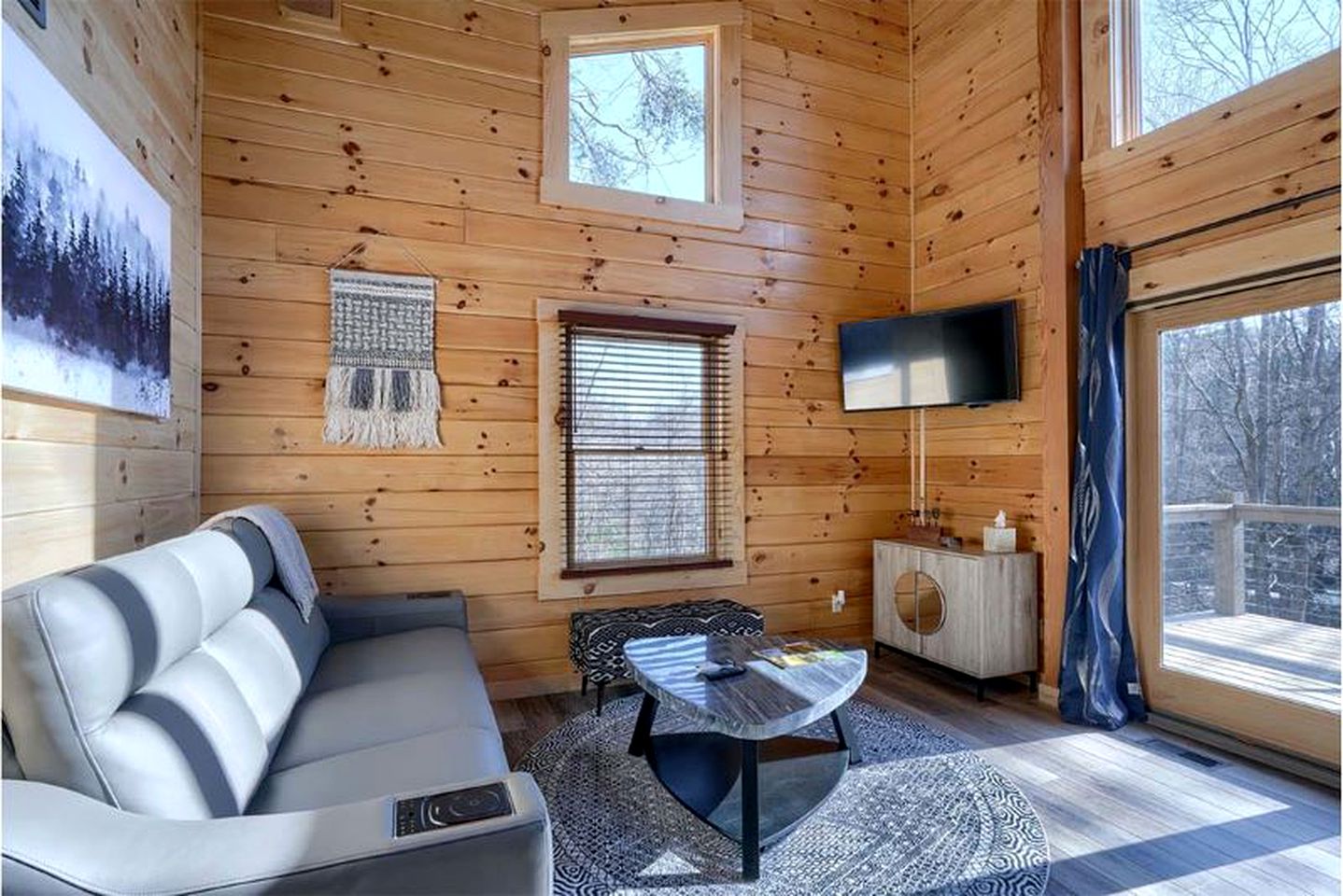 Restful Getaways to Logan, Ohio, in this Fully-Equipped Log Cabin with Fireplace and Hot Tub