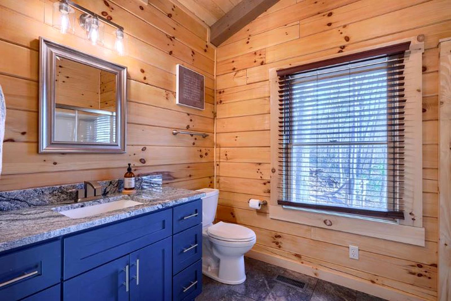 Restful Getaways to Logan, Ohio, in this Fully-Equipped Log Cabin with Fireplace and Hot Tub