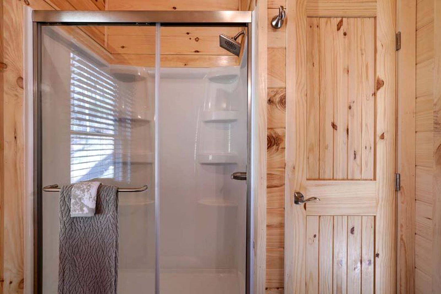Restful Getaways to Logan, Ohio, in this Fully-Equipped Log Cabin with Fireplace and Hot Tub