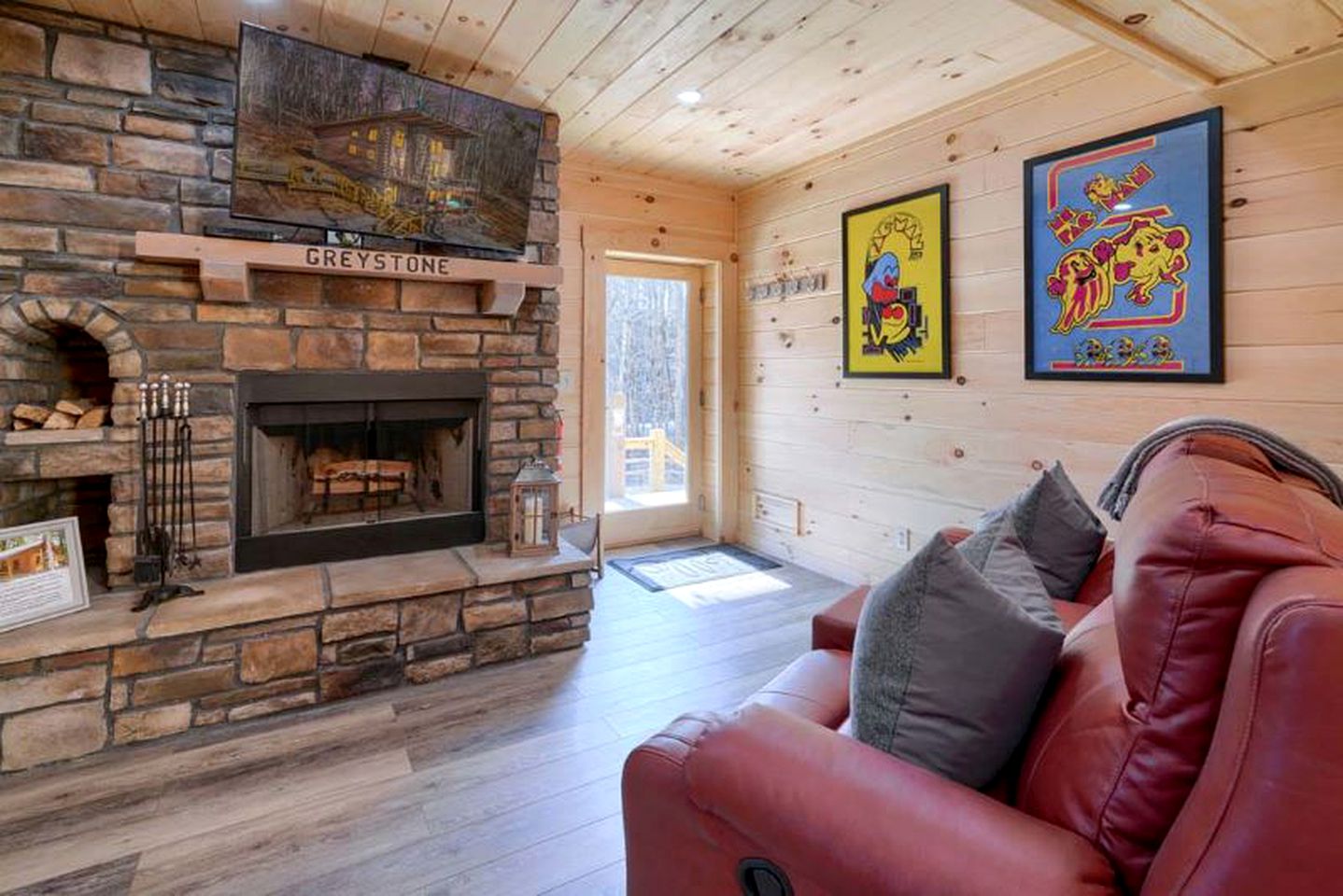 Restful Getaways to Logan, Ohio, in this Fully-Equipped Log Cabin with Fireplace and Hot Tub