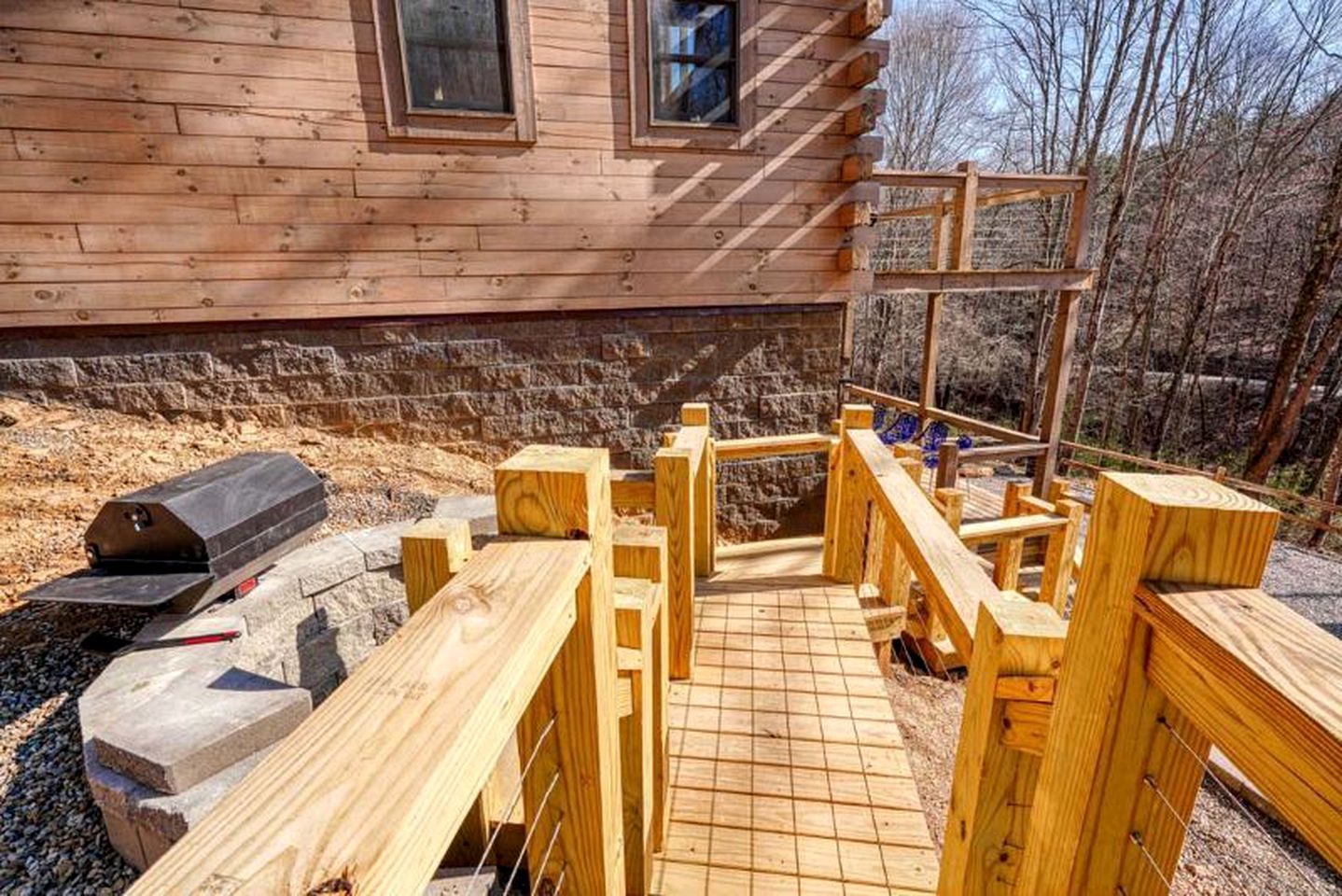 Restful Getaways to Logan, Ohio, in this Fully-Equipped Log Cabin with Fireplace and Hot Tub