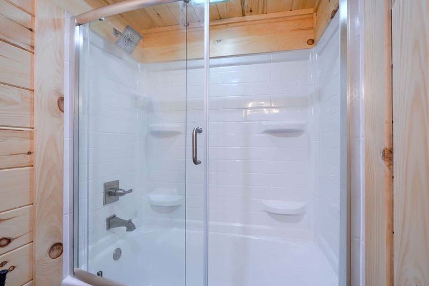 Restful Getaways to Logan, Ohio, in this Fully-Equipped Log Cabin with Fireplace and Hot Tub