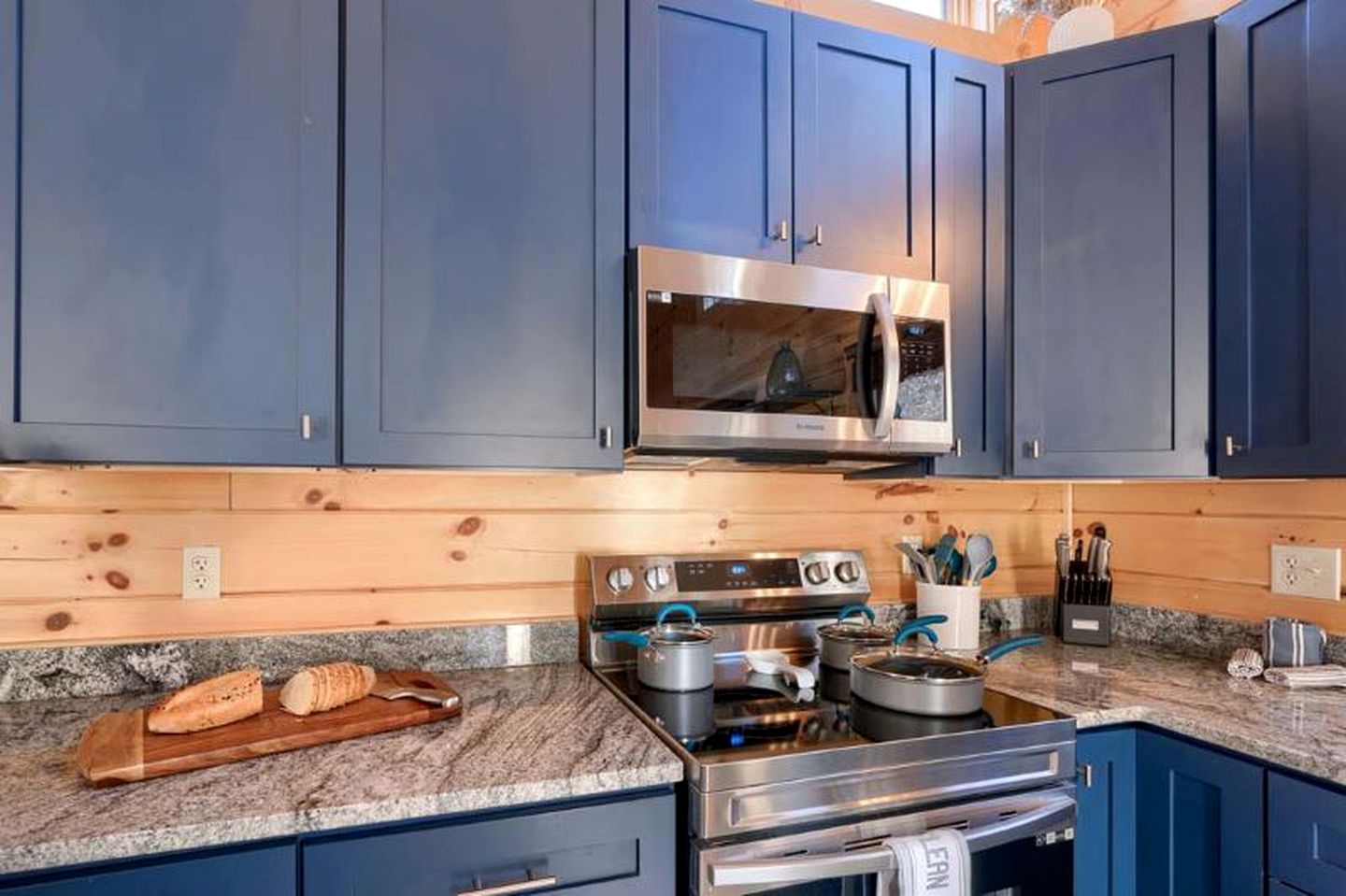 Restful Getaways to Logan, Ohio, in this Fully-Equipped Log Cabin with Fireplace and Hot Tub