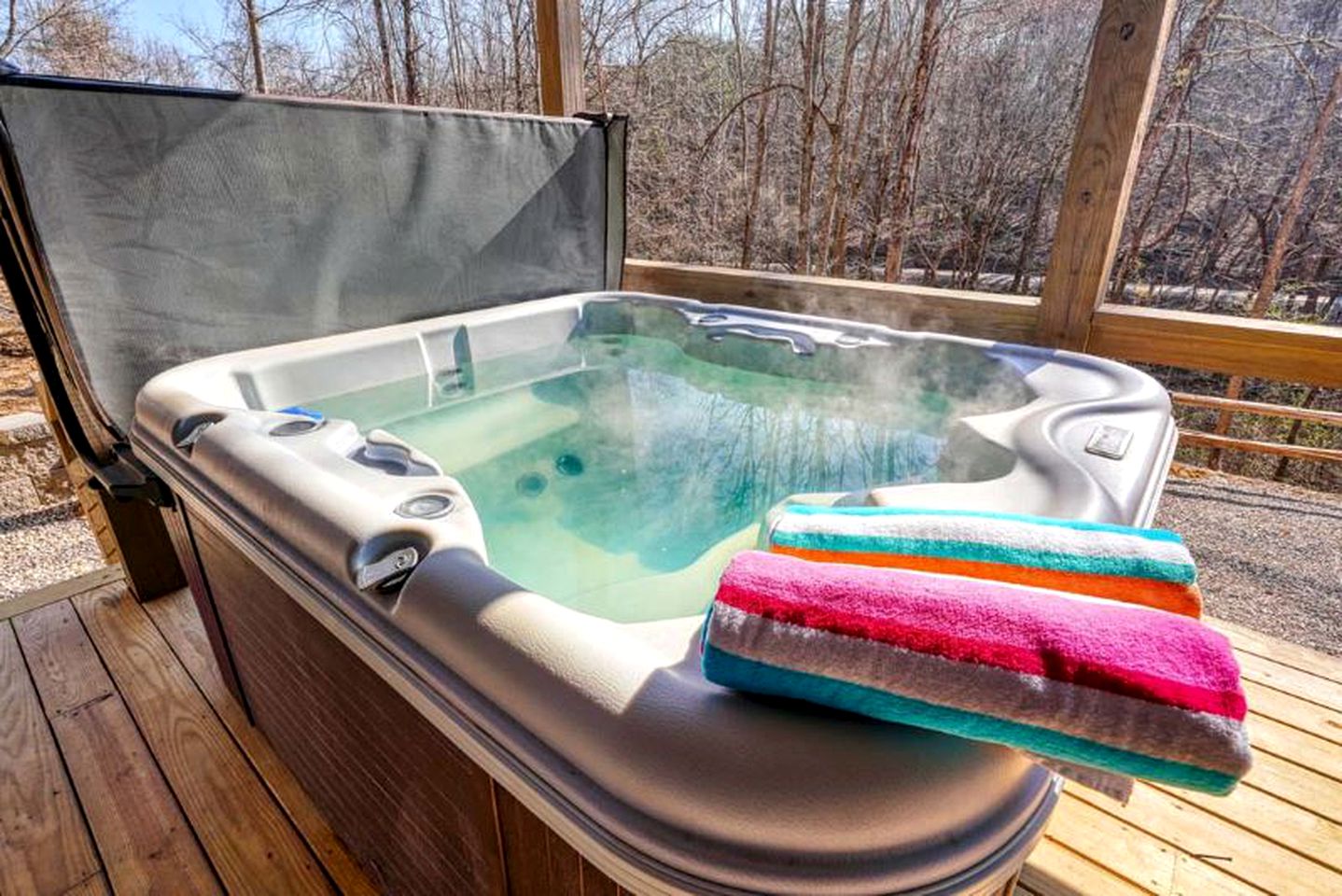 Restful Getaways to Logan, Ohio, in this Fully-Equipped Log Cabin with Fireplace and Hot Tub