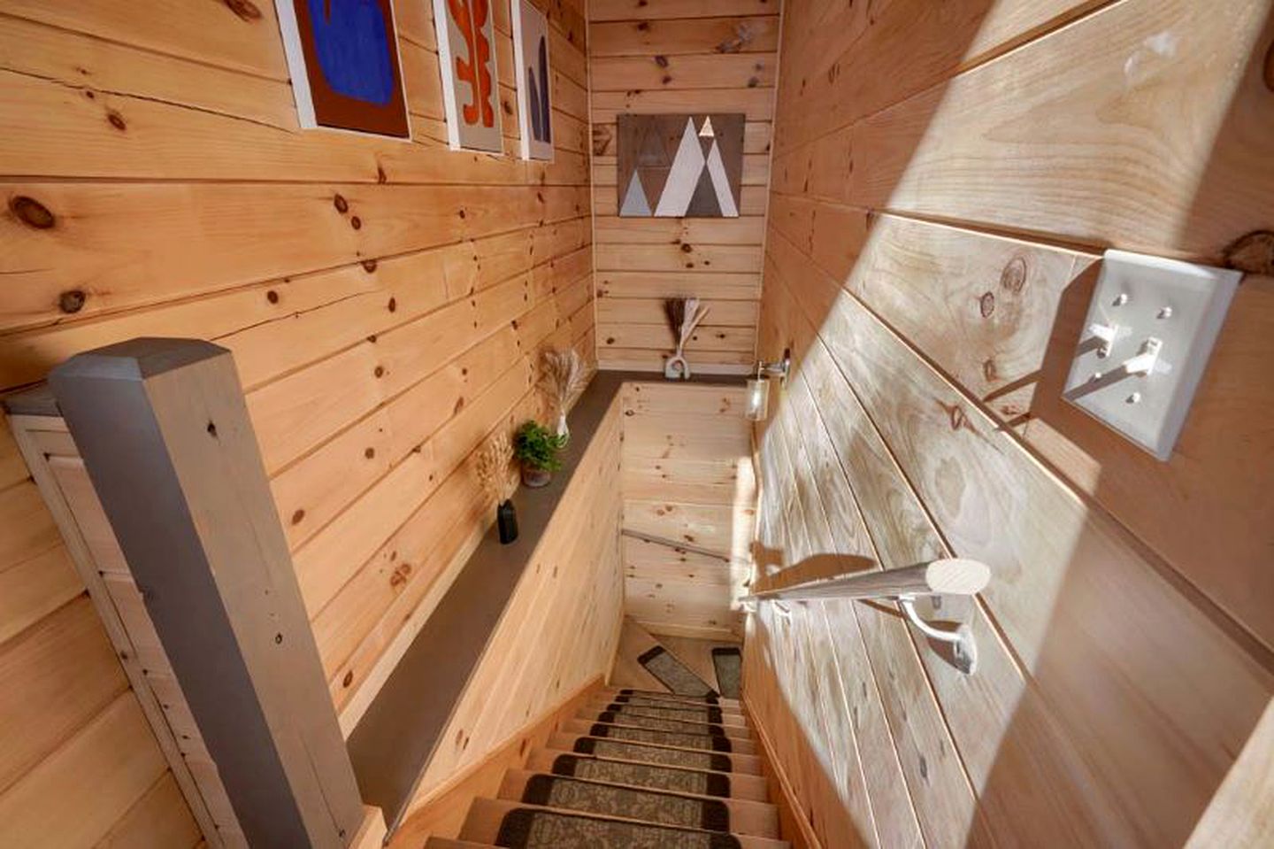 Restful Getaways to Logan, Ohio, in this Fully-Equipped Log Cabin with Fireplace and Hot Tub
