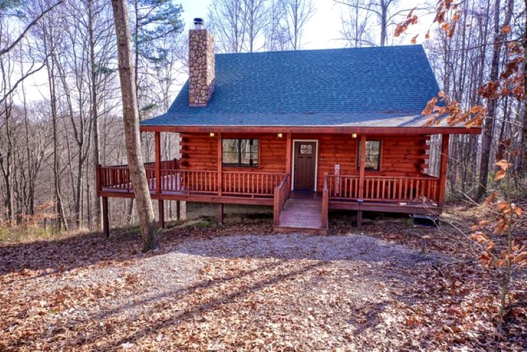 Family-Friendly Getaways to this Rustic Log Cabin in Logan, Ohio
