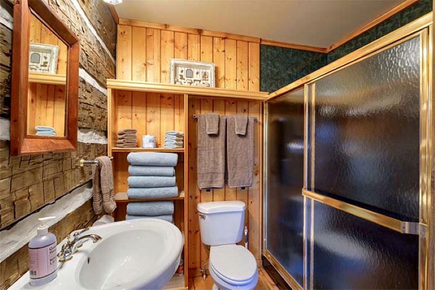 Rustic Log Cabin Rental in Logan, Ohio, for Dreamy Glamping Stays in Hocking Hills