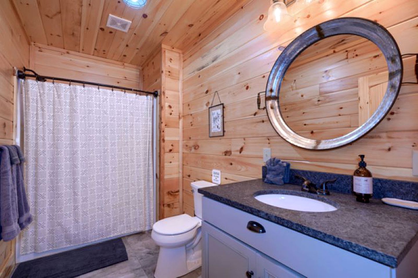 Large Cabin Rental with Games Room and Hot Tub in Logan, Ohio