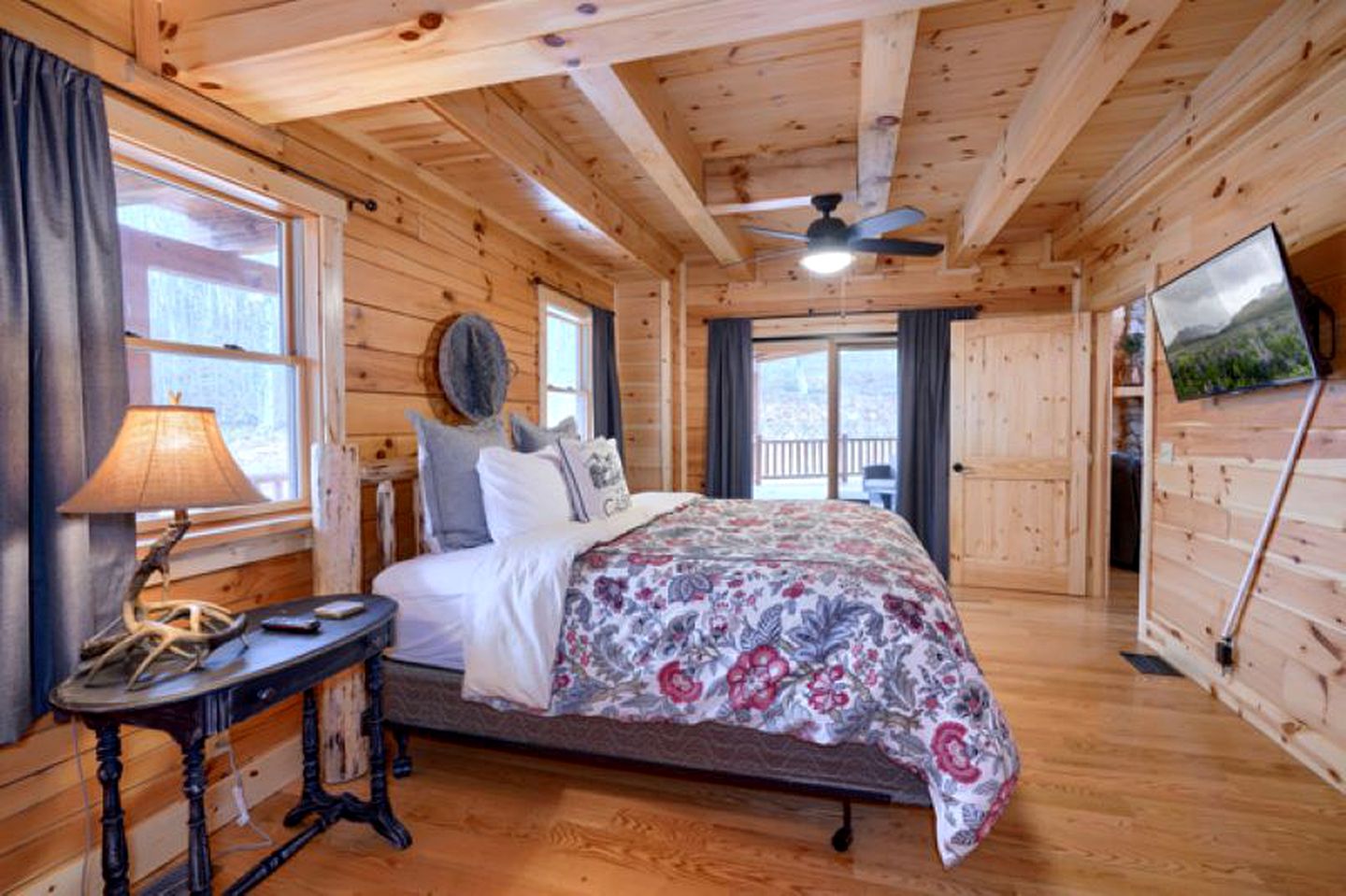 Large Cabin Rental with Games Room and Hot Tub in Logan, Ohio
