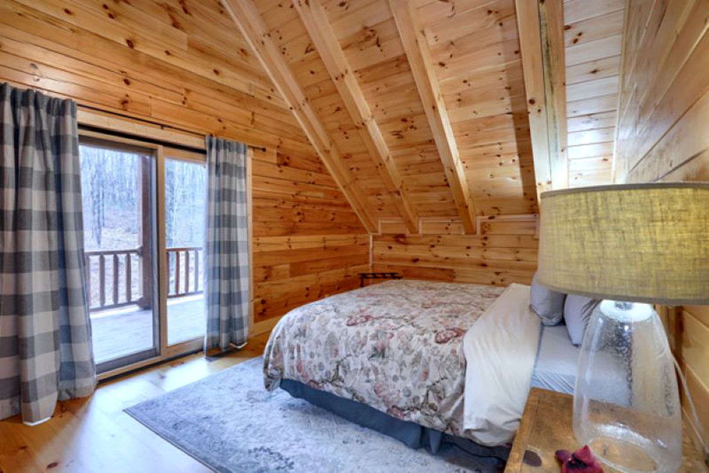 Large Cabin Rental with Games Room and Hot Tub in Logan, Ohio