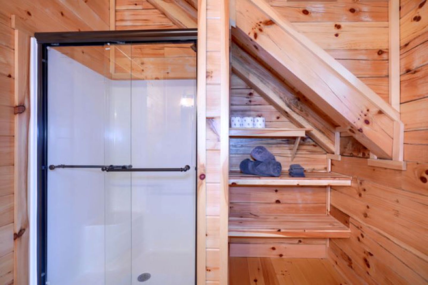 Large Cabin Rental with Games Room and Hot Tub in Logan, Ohio