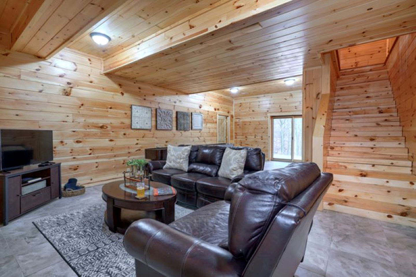 Large Cabin Rental with Games Room and Hot Tub in Logan, Ohio
