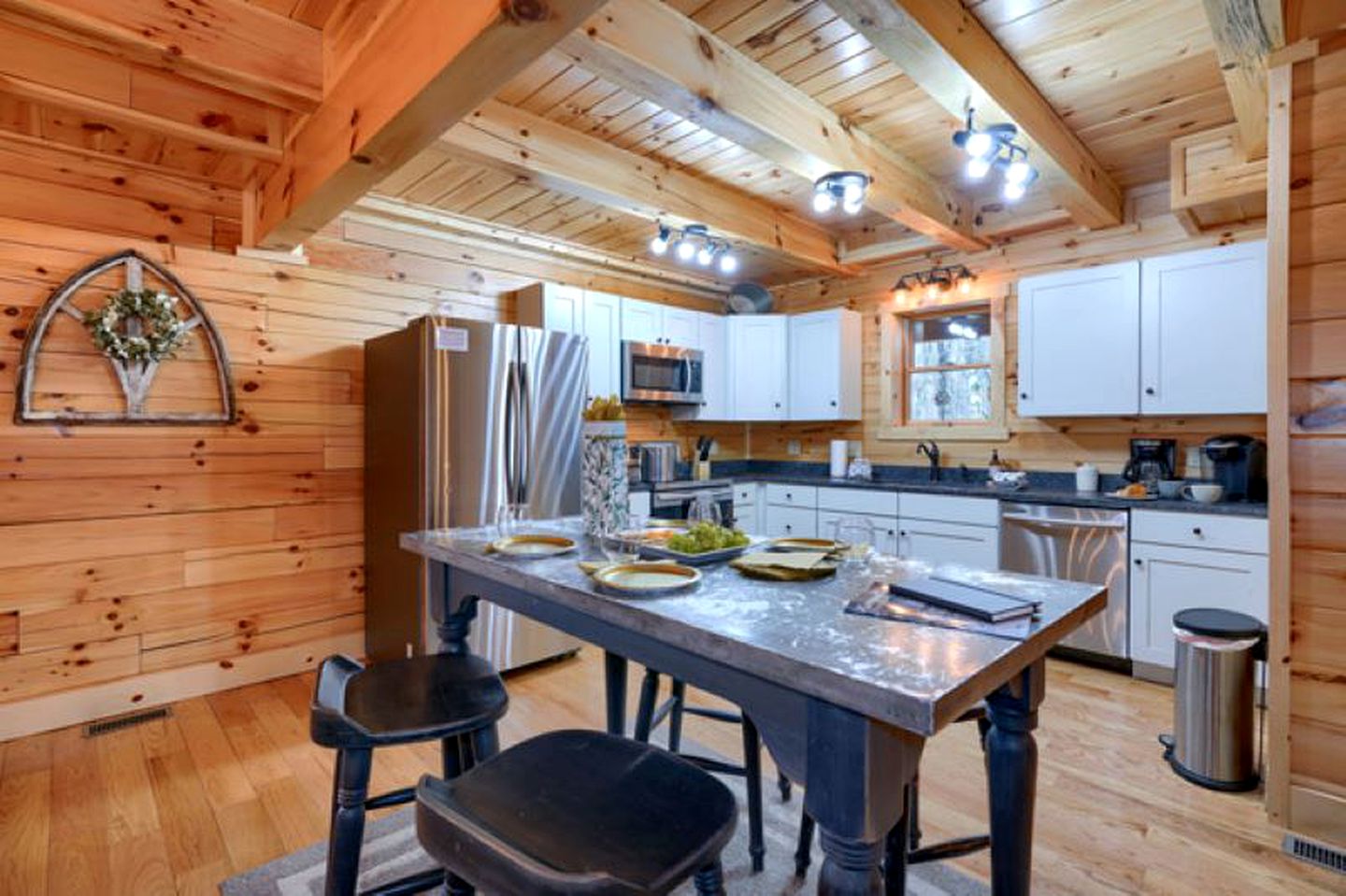 Large Cabin Rental with Games Room and Hot Tub in Logan, Ohio