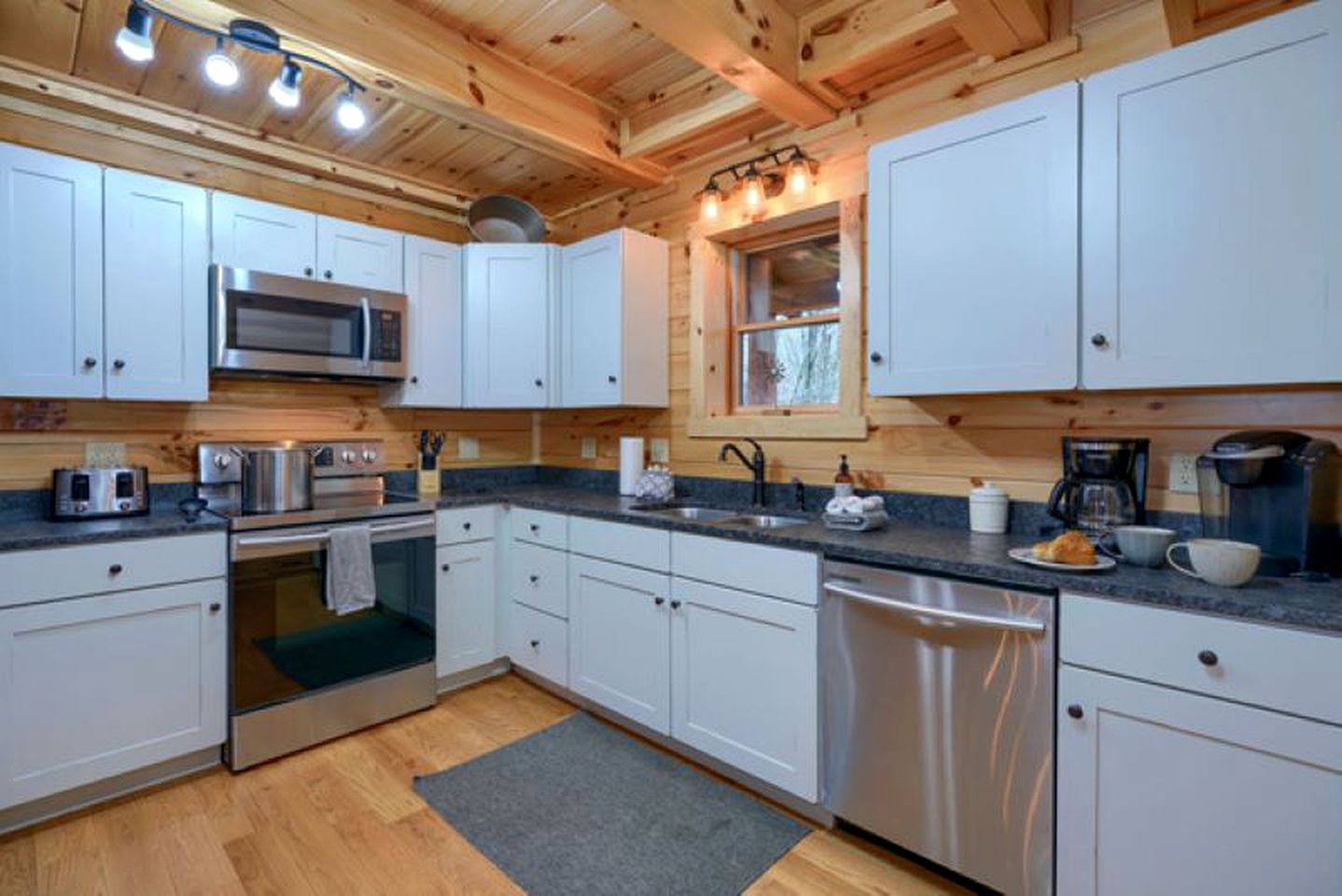 Large Cabin Rental with Games Room and Hot Tub in Logan, Ohio