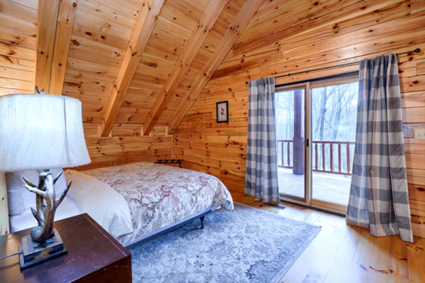 Large Cabin Rental with Games Room and Hot Tub in Logan, Ohio